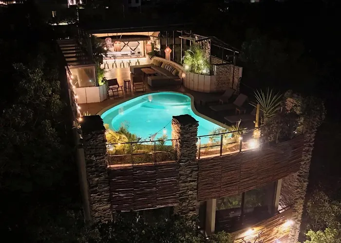 Fantastic 6br Luxury Penthouse 12ppl Rooftop Pool & Bathtub Villa